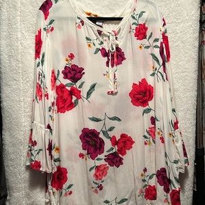 Plus size shirt with flower pattern